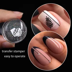 Detailansicht eines klaren Silikon-Nagelstempels mit Blattmuster-Transfer-Effekt