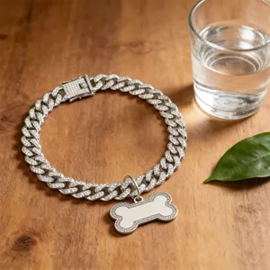 Strass Kuban-Kette Hundehalsband mit Knochen-Anhänger Detail und funkelndem Legierungsdesign.