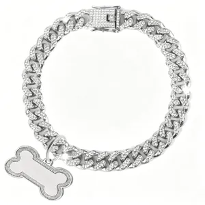 Strass besetztes Haustier Cuban Kette Halsband Detail mit Knochen Anhänger und glänzendem Design.