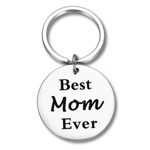Λεπτομερές κοντινό πλάνο του 'Best Mom Ever' χαραγμένο σε ένα ανοξείδωτο μπρελόκ από ατσάλι