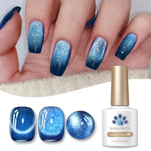 Dettaglio ravvicinato dello smalto gel 9D blu cat eye con effetti glitter sfumati professionali