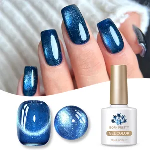 Dettaglio macro dell'effetto gel per unghie blue 9D cat eye con glitter e flacone.