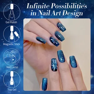 Dettaglio dell'effetto nail art 9D magnetic cat eye su unghie curate con manicure