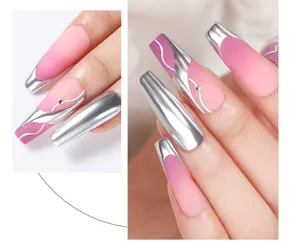 Vista dettagliata della finitura cromata metallizzata argento e nail art sfumata rosa