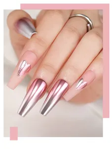 Primo piano di polvere specchio oro rosa su unghie lunghe con eleganti decorazioni a cuore
