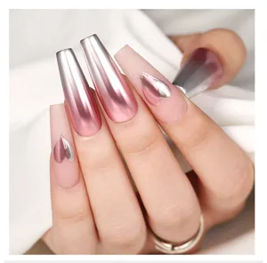 Dettaglio manicure rosa metallizzato effetto specchio con decorazione a cuore opaco