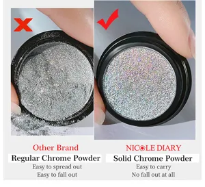 Confronto tra polvere per unghie chrome solida e polvere glitterata classica in dettaglio.