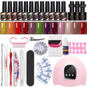 Kit completo smalto gel con lampada UV, 12 colori e strumenti per manicure su sfondo bianco.