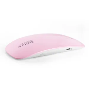 Vista detallada de una mini lámpara de uñas UV LED rosa con forma de ratón y puerto USB