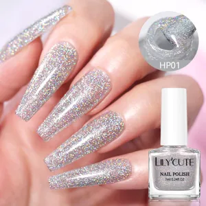 Macro-weergave van LILY'CUTE holografische zilveren glitter nagellak en flesje