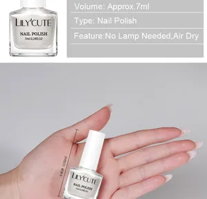 Detailweergave van LILY'CUTE zilveren nagellak met handige luchtdrogende functie.