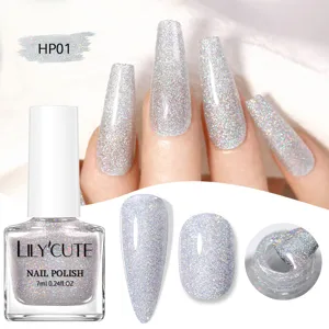 Detailopname van LILY'CUTE zilveren holografische glitter nagellak met textuur en swatches