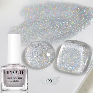 Detail van LILY'CUTE zilveren holografische glitter nagellak met glinsterende monsters