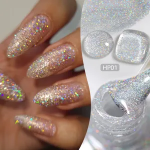 Gedetailleerd overzicht van holografische zilveren glitternagellak met regenboogglans