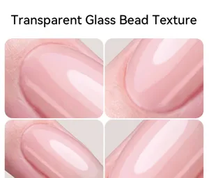 Détail macro du gel à ongles transparent avec un effet perle de verre ultra brillant