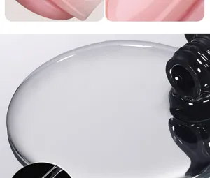Vue macro détaillée du top coat transparent et des textures de gel à ongles rose.