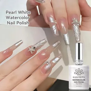 Λεπτομερής προβολή βερνικιού νυχιών Pearl White Watercolor σε μακριά νύχια με υφή 3D