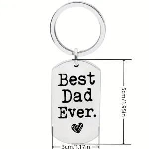 Detaillierte Makroansicht eines Edelstahl-Schlüsselanhängers mit Best Dad Ever-Gravur.