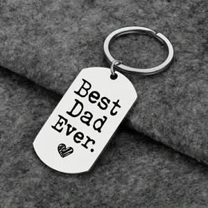Detailaufnahme der 'Best Dad Ever' Gravur auf einem Edelstahl Schlüsselanhänger für Väter.