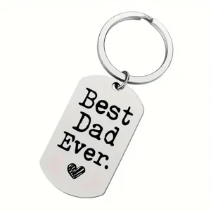Detailansicht der 'Best Dad Ever'-Gravur auf dem Edelstahl-Hundemarken-Anhänger.