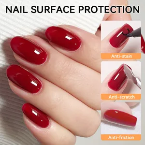 Manucure rouge brillante avec top coat protecteur, anti-taches et anti-rayures.