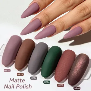 Matte nagellak set met herfst nude kleuren op lange stiletto nagels