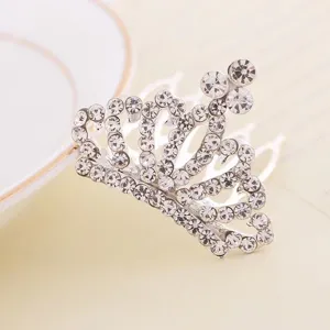 Detailansicht eines funkelnden Strass-Prinzessinnen-Tiaras für Mädchengeburtstage.