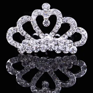 Nahaufnahme einer silbernen Strass-Krone für Mädchen auf schwarzem Hintergrund-Detail