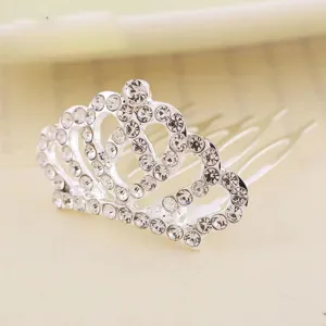 Detaillierte Ansicht eines funkelnden silbernen Strass-Kinderkronen-Haarkamm Zubehörs