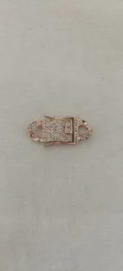 Vista dettagliata della chiusura in oro rosa con strass per catene e bracciali hip-hop.