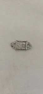 Vista dettagliata di una chiusura a scatola ghiacciata argentata con pavé di strass per gioielli.