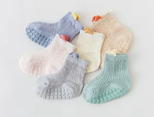 Detailansicht von atmungsaktiven Netz-Babysocken mit rutschfesten Silikonpunkten in Pastell
