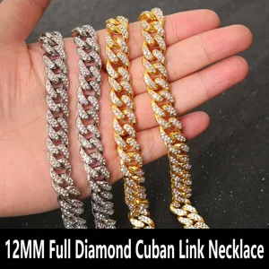Vista macro dei dettagli delle catene Cuban Link da 12 mm in oro e argento con strass