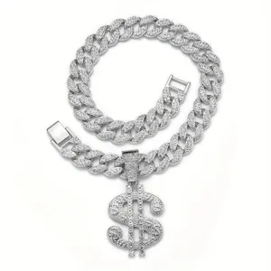 Glänzender Strass Dollarzeichen Anhänger Kubanische Kette Haustier Schmuck Detail Nahaufnahme.