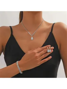 Primo piano di una modella che indossa un set di gioielli da sposa con collana a goccia in zircone