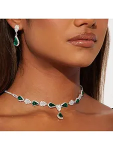 Vista dettagliata di un elegante set di gioielli da sposa con goccia di smeraldo