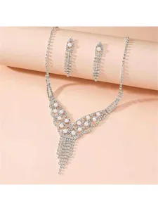 Dettaglio del set da sposa argento con collana a V e orecchini pendenti con strass