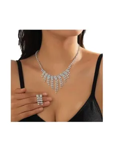 Dettaglio degli strass bianchi scintillanti sulla parure da sposa con frange a goccia elegante