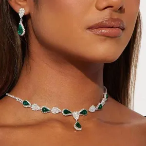 Elegante set di gioielli da sposa con pietre a goccia verde smeraldo e pavé di zirconi