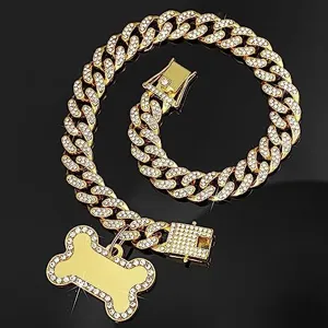 Dettaglio del lussuoso collare per animali Cuban Link dorato con ciondolo a osso