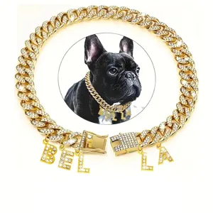 Detailansicht eines goldenen Haustier-Halsbandes mit BELLA-Buchstabenanhängern aus Diamanten