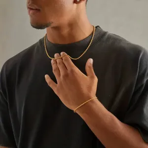 Primer plano de un modelo masculino con un conjunto de collar y pulsera de cordón dorado