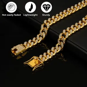 Makro-Detailansicht eines 12mm goldenen kubanischen Gliederketten-Halsbands mit Strass