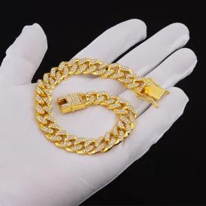 Detailansicht eines 12mm vergoldeten Cuban Link Tierhalsbands mit glänzenden Strasssteinen