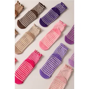 Calcetines de yoga antideslizantes para mujer, calcetines de pilates a rayas con volantes.