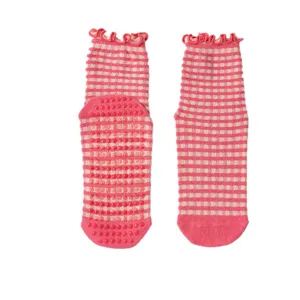 Calcetines de yoga a cuadros rosas y blancos con volantes y puntos antideslizantes para pilates.