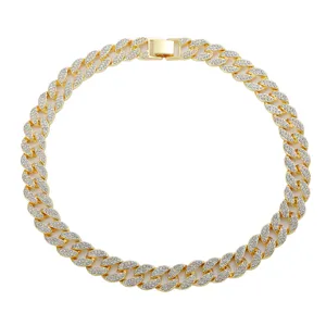 Collier chaîne cubaine dorée sertie de strass brillants pour un look hip hop streetwear.