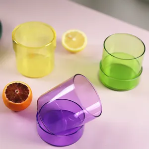 Macro-overzicht van kleurrijke voorraadpotten van borosilicaatglas met deksels.
