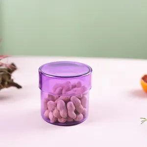 Detail van een paarse transparante voorraadpot van borosilicaatglas met pinda's erin