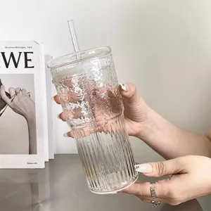Großes Glas mit Strohhalm und gehämmerter vertikaler Rippenstruktur